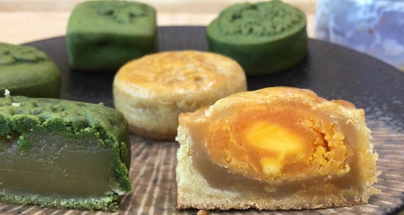 Cantonese-style Moon Cakes, Salted Egg Yolk is Not Used to Eat, The Lotus Paste Tastes Really Good recipe