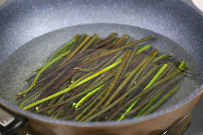 Stir-fried Bracken with Bacon recipe