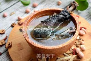 Stewed Black-bone Chicken with Angelica, Peanuts and Red Dates recipe