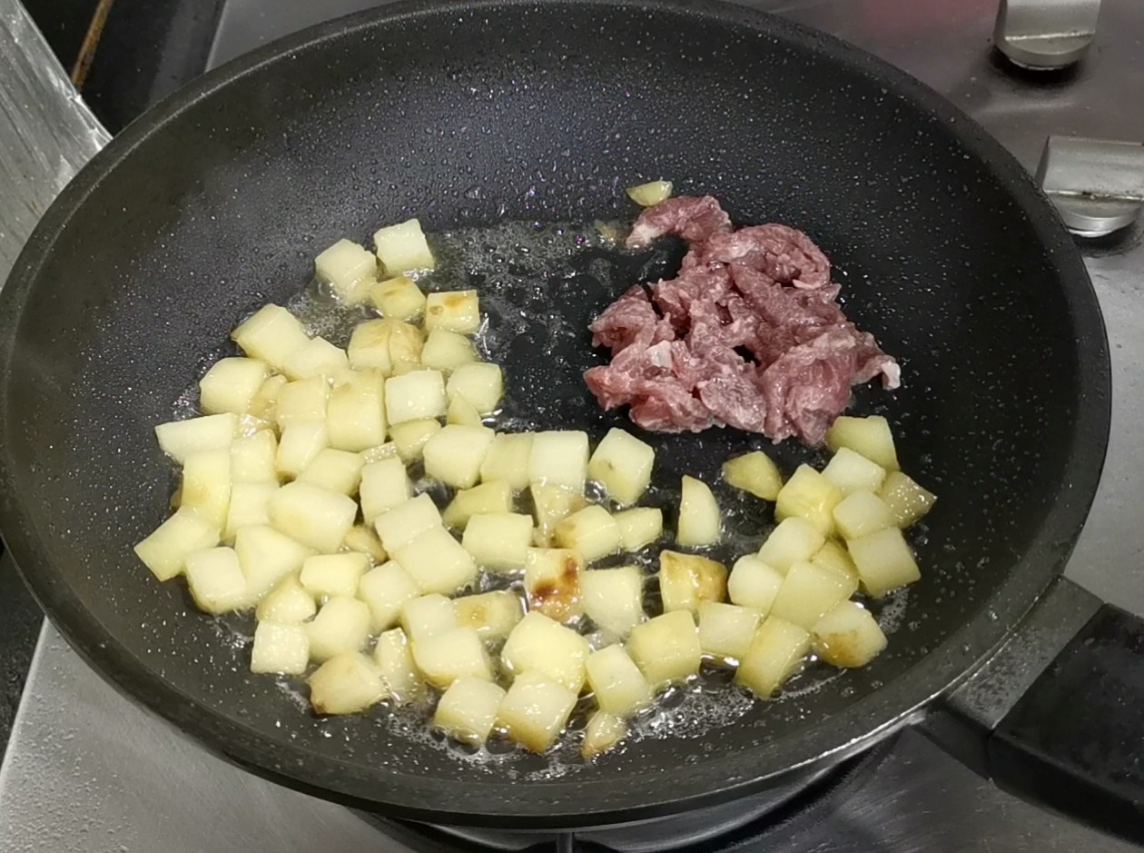 Stir-fried Beef with Potatoes recipe