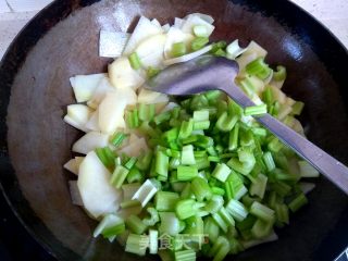 Stir-fried Pork with Celery and Potatoes recipe
