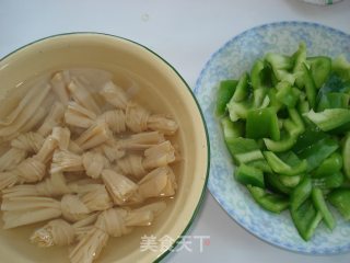 Stewed Yuba Knot with Green Pepper recipe