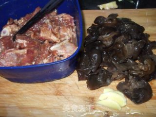 Delicious Homemade Black Fungus Braised Pork Ribs recipe