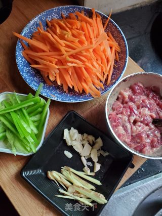 Stir-fried Beef with Carrots and Green Peppers recipe