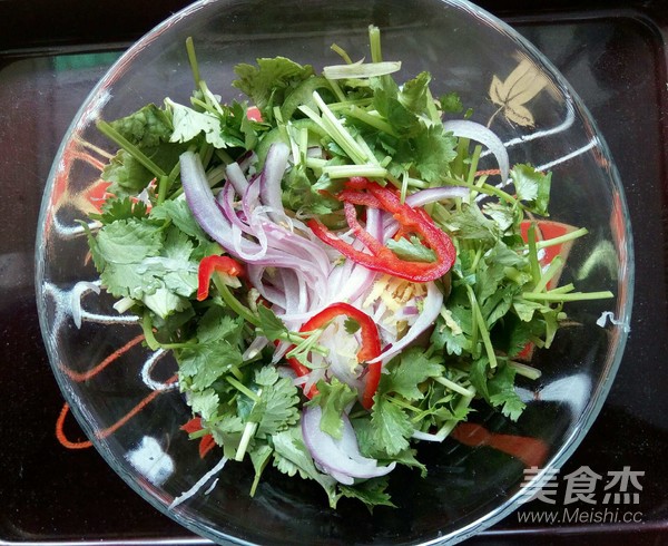 Coriander Mixed with Shredded White Radish recipe