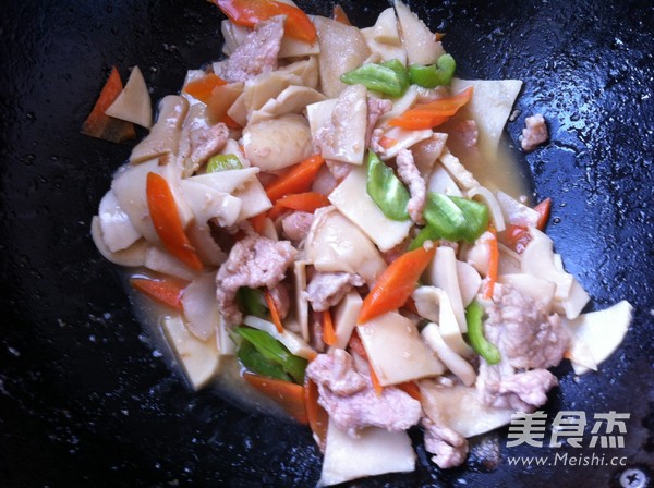 Stir-fried Pork with Bailing Mushroom recipe