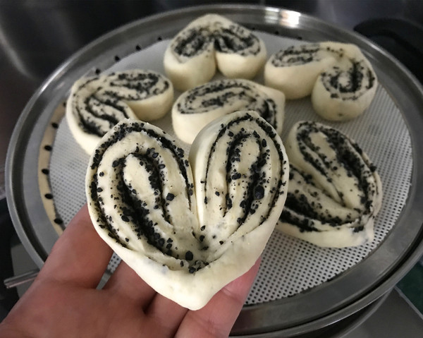 Heart-shaped Black Sesame Flower Roll recipe