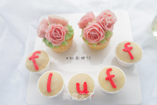 Strawberry Sponge Bean Paste Decorated Cupcakes recipe