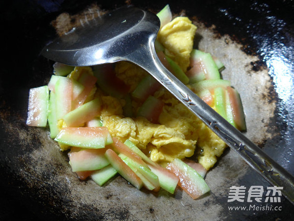 Scrambled Eggs with Watermelon Peel recipe