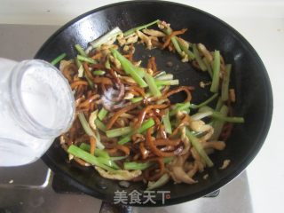 Stir-fried Shredded Chicken with Celery Chiba Tofu recipe