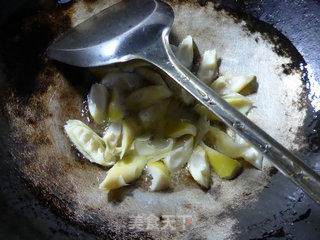 Stir-fried Beef Cabbage with Shrimp Skin and Bamboo Tips recipe