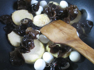 Roasted Round Vegetarian Chicken with Black Fungus and Quail Eggs recipe