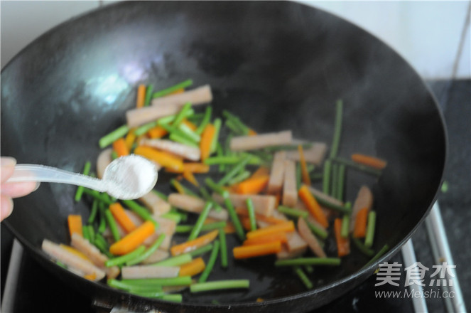 Stir-fried Luncheon Meat with Garlic and Carrots recipe