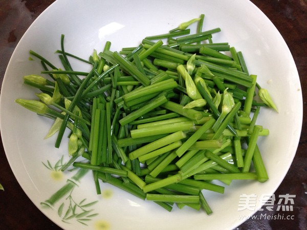 Scrambled Eggs with Chive Moss recipe