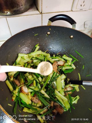 Stir-fried Pork Belly Slices with Convolvulus Root recipe