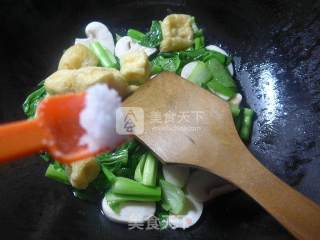 Stir-fried Cabbage Cores with Tofu and Mushrooms in Oil recipe