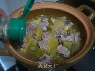 [cantonese Cuisine] Bitter Melon and Pork Ribs in Hot Pot recipe