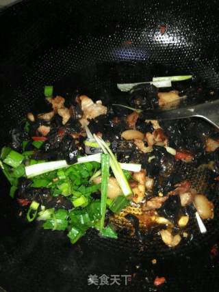 Fried Pork with Black Fungus recipe