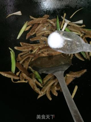 Stir-fried Pork Tripe with Parsley and Garlic Sprouts recipe