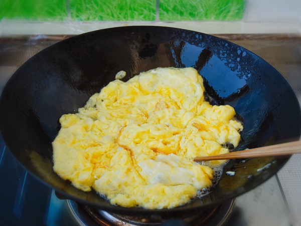 Scrambled Eggs with Wolfberry Bud recipe