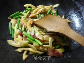 Stir-fried Lebanese with Garlic and Bacon recipe