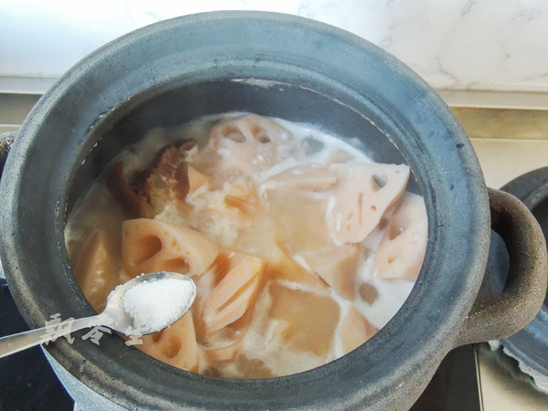 The Most Suitable Soup for Warming The Stomach in Winter-braised Pig's Feet with Lotus Root recipe