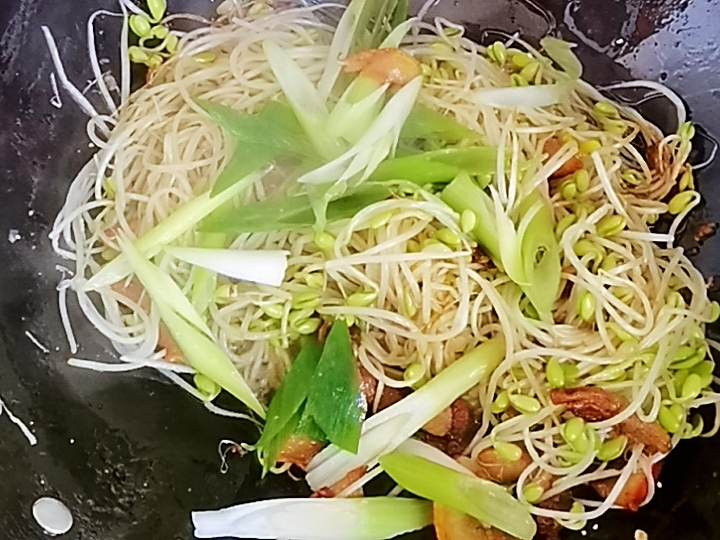 Home-cooked Small Stir-fry with Super Rice-soybean Sprouts Fried in Oily Dregs recipe