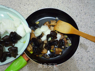 Stir-fried Pork Belly with Cabbage Fungus recipe