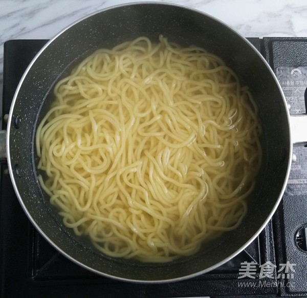 Fried Noodles with Garlic Beef Tenderloin recipe