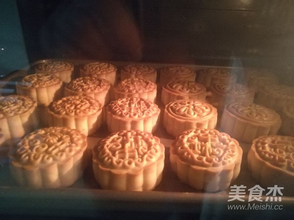 Cantonese Bean Paste Egg Yolk Mooncake recipe