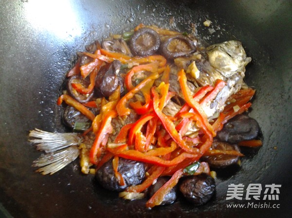 Braised Mushroom and Crucian Carp recipe