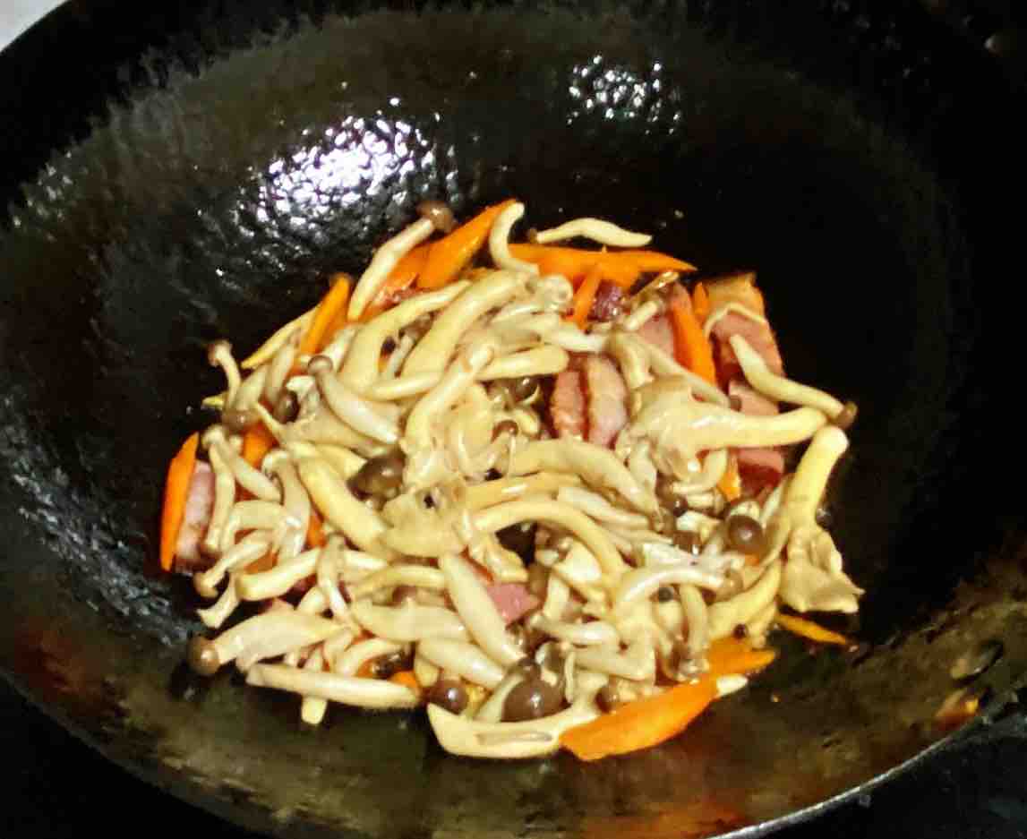 [recipe for Pregnant Women] Stir-fried Bacon with Double Mushrooms in A Dry Pot, The Method is Simple But recipe