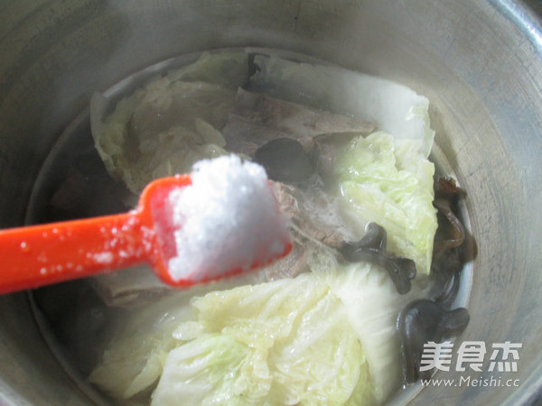 Black Fungus, Cabbage and Bone Soup recipe