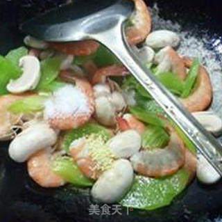 Headless Shrimp with Fresh Mushroom Lettuce recipe