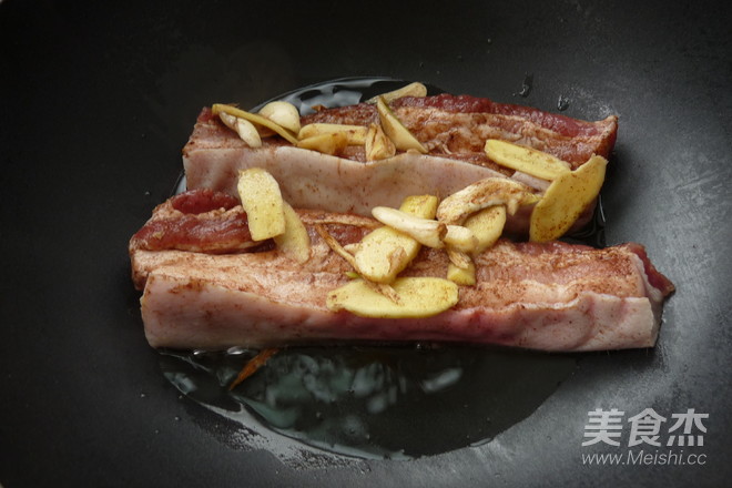 Pan-fried Pork Belly with Cinnamon recipe