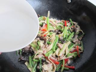 Braised Noodles with Celery and Fungus Meat recipe