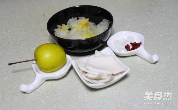 Coconut-scented White Fungus and Pear Soup recipe