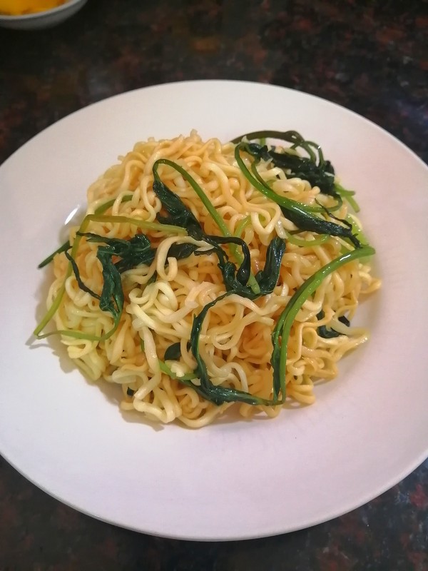 Xiaobai Makes Food~~sweet Potato Leaf Fried Noodles recipe