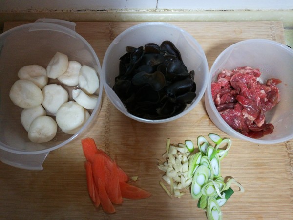 Stir-fried Beef with Water Chestnuts and Fungus recipe