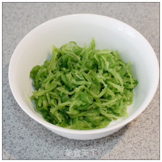 Leave Only The Delicacy But Not The Bitterness-----shredded Black Pepper and Bitter Gourd recipe