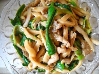 Pleurotus Eryngii with Garlic Sprouts recipe