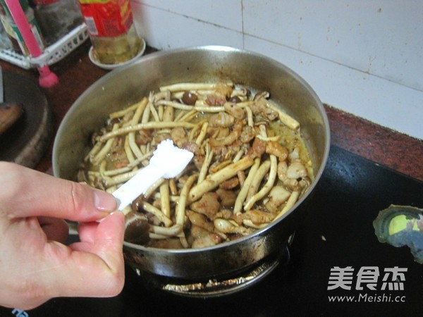 Stir-fried Pork with Tea Tree Mushroom recipe