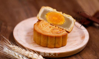 Cantonese-style Egg Yolk and Lotus Paste Mooncakes recipe