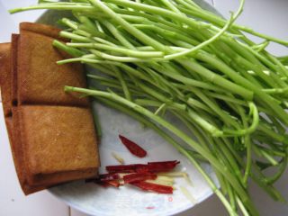 Stir-fried Dried Bean Curd with Wormwood recipe