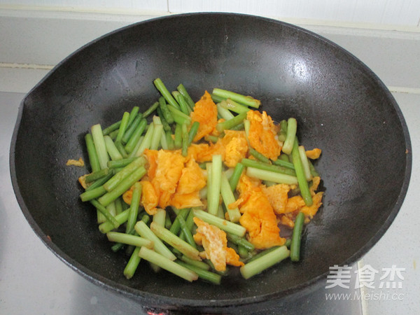 Stir-fried Grass Duck Eggs with Garlic Stalks recipe