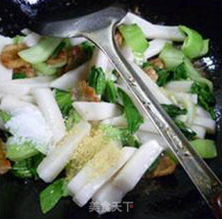 Stir-fried Rice Cake with Lard Residue and Green Vegetables recipe