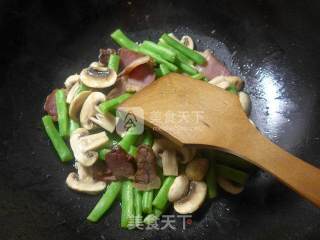 Fried Plum Peas with Mushroom Sauce recipe