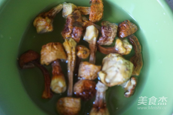 Qingming Matsutake Tender Chicken and Lean Meat Soup recipe