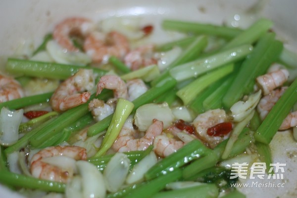 Fried Shrimp with Walnuts, Celery and Lily recipe