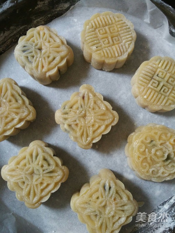 Cantonese Egg Yolk Mooncake recipe